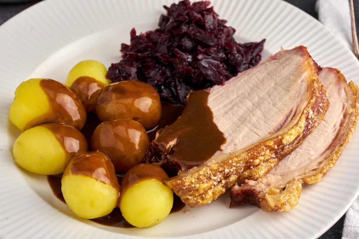 Flæskesteg m/ traditionelt tilbehør